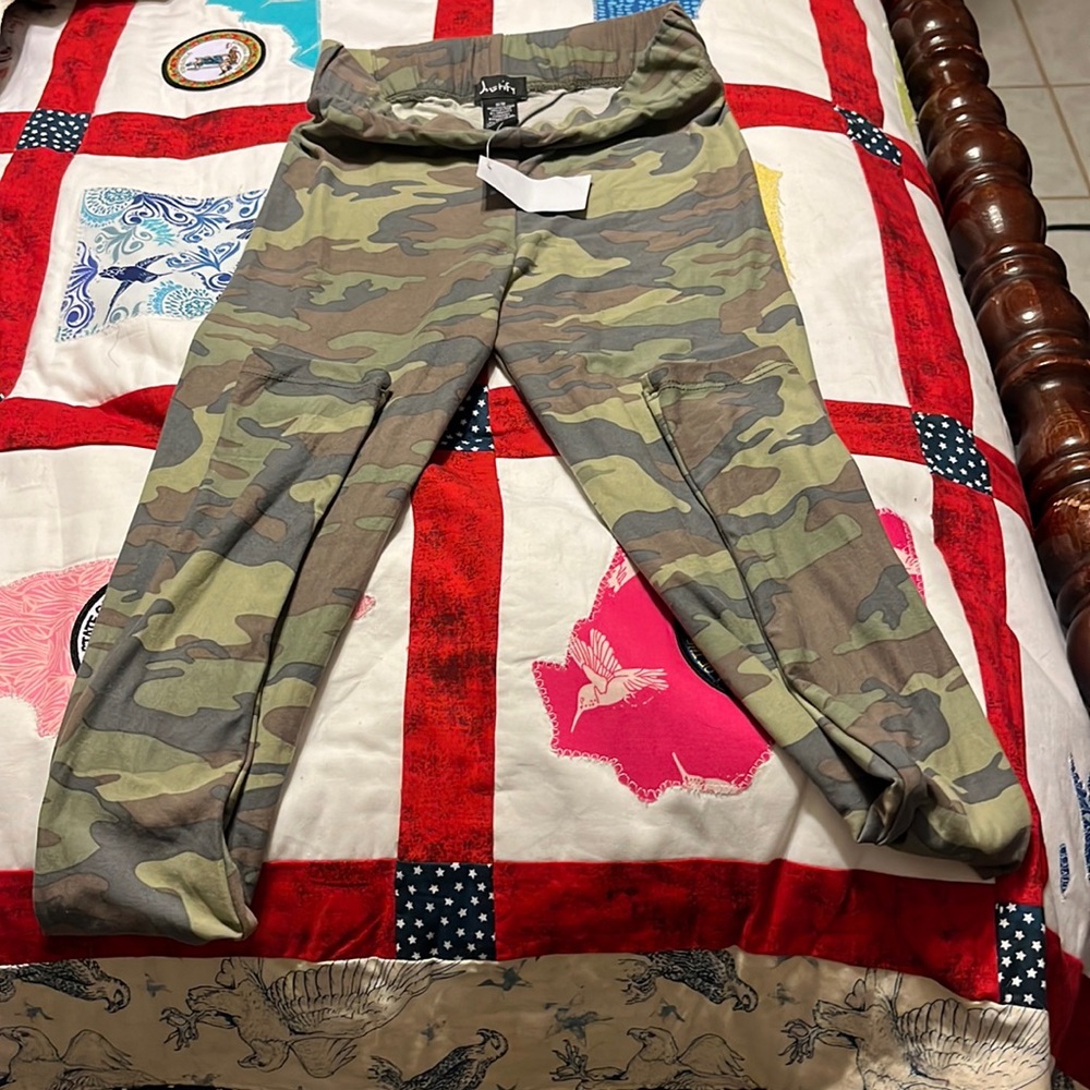 Camo Leggings size medium new with tags never been worn